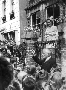 400474 Afbeelding van het bezoek van het Koningin Juliana aan Benschop, met op het bordes van het gemeentehuis (Dorp ...