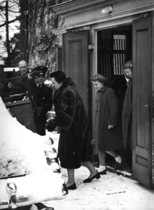 400476 Afbeelding van Koningin Juliana, Prinses Beatrix en Prinses Irene tijdens het verlaten van de Hervormde Kerk aan ...