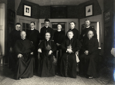 400526 Groepsportret van een aantal (Utrechtse?) Rooms-Katholieke geestelijken, waaronder staande derde van links dr. ...