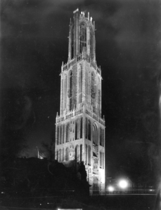 400535 Gezicht op de Domtoren (Domplein) te Utrecht, bij avond, tijdens de Lichtweek .