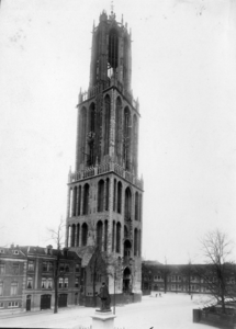 400536 Gezicht op de Domtoren (Domplein) te Utrecht, uit het zuidoosten.