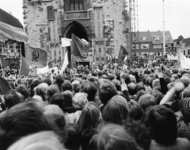 400552 Afbeelding van de demonstratie op het Domplein te Utrecht tegen de executie van verzetsstrijders in Spanje door ...