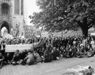 400554 Afbeelding van de demonstratie op het Domplein te Utrecht tegen de executie van verzetsstrijders in Spanje door ...