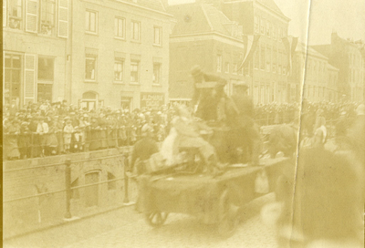 600405 Afbeelding van een optocht op de Plompetorengracht te Utrecht, met links de zijgevel van het pand ...
