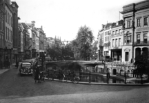 500165 Gezicht op de Oudegracht te Utrecht, vanaf de Stadhuisbrug, met in het midden de Bezembrug. Rechts de bioscoop ...