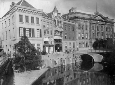 500188 Gezicht op (v.l.n.r.) de huizen Keyserrijck (Oudegracht 160), De Ster (Oudegracht 162), Leeuwenstein (Oudegracht ...