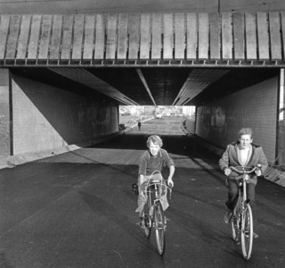 500202 Afbeelding van twee jongens op de fiets bij de nog niet in gebruik gestelde Daalsetunnel te Utrecht.