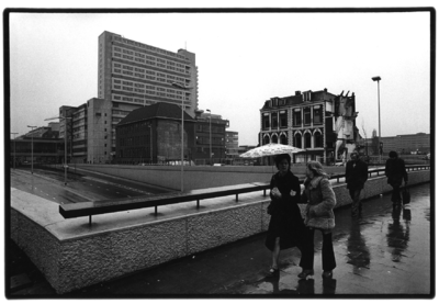 400685 Gezicht vanaf het Vredenburgviaduct op de Catharijnesingel te Utrecht, met links de Catharijnebaan, rechts de ...