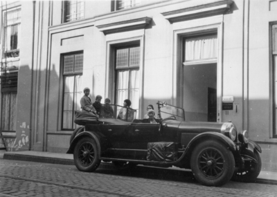 600566 Afbeelding van (vermoedelijk) de familie Bink in hun auto voor het huis Lange Nieuwstraat 11 (kantoor en ...
