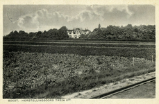 600625 Gezicht op het Herstellingsoord Trein 8.28 H.IJ.S.M. voor kinderen (Kolonieweg) te Soest, met op de voorgrond de ...