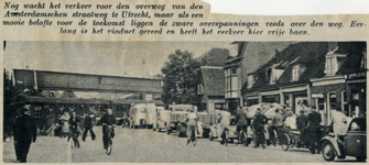 350085 Afbeelding van een file voor de spoorwegovergang in de Amsterdamsestraatweg te Utrecht, met links op de ...