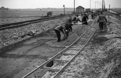 165750 Afbeelding van het storten van beton langs de spoorlijn bij Duivendrecht ten behoeve van de baanverzwaring ...