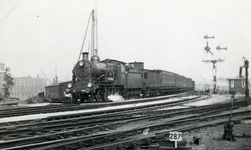 170009 Afbeelding van de stoomlocomotief uit de serie 3500 van de N.S. met een trein te Amsterdam.