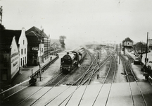 170021 Gezicht op het emplacement van het N.S.-station Eindhoven te Eindhoven, vanaf de voetbrug, met een trein ...