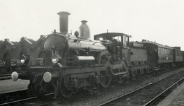 170059 Afbeelding van de stoomlocomotief nr. 1748 (serie 1700/1800) van de N.S. met een trein naar Gennep op het ...