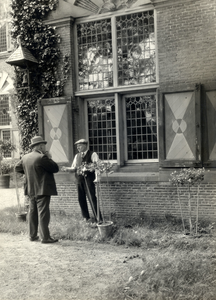 802116 Afbeelding van rechercheur M.G. Blijenberg bij de ondervraging van een tuinman op kasteel Nijenrode te Breukelen ...