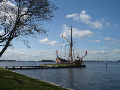 801963 Afbeelding van het Utrechts Statenjacht op de Loosdrechtse Plassen bij Oud-Loosdrecht (gemeente Wijdemeren, ...