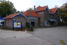 803809 Gezicht op het N.S.-station Soest (hier in gebruik als Buro voor Bouwkunst, Stationsweg 18) te Soest.