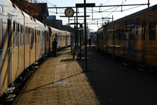 803810 Gezicht op het perron van het N.S.-station Soest te Soest, met twee elkaar kruisende electrische treinstellen ...