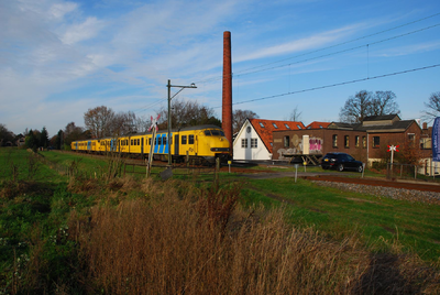 803811 Afbeelding van een trein bestaande uit twee gekoppelde electrische treinstellen mat. 1964 (plan V) van de N.S. ...