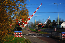 803813 Gezicht op de spoorwegovergang in de Dalweg te Soest.