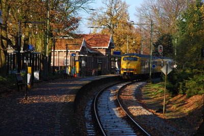 803814 Gezicht op het N.S.-station Soestdijk (Spoorstraat 1) te Soest, met een electrisch treinstel mat. 1964 (plan V) ...