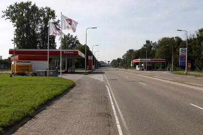806361 Gezicht op de Utrechtseweg te De Bilt, met links het benzinestation van Total (Utrechtseweg 349) en rechts het ...