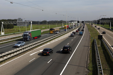 806371 Gezicht op de A28 te De Bilt, vanaf de fiets- en voetgangersbrug in de Bunnikseweg te De Bilt.