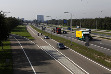 806372 Gezicht op de A28 te Utrecht, vanaf de fiets- en voetgangersbrug in de Bunnikseweg te De Bilt.