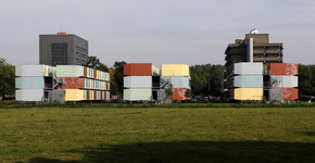 806386 Gezicht op de studentenwoningen ( spaceboxen ) aan de Bolognalaan te Utrecht, met links op de achtergrond het ...