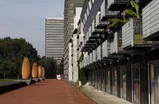 806393 Gezicht op het studentencomplex aan de Cambridgelaan te Utrecht, met op de achtergrond het Willem C. van ...