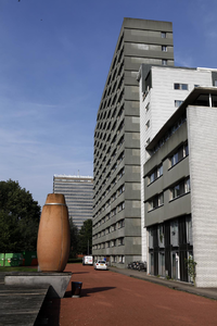 806395 Gezicht op het studentencomplex aan de Cambridgelaan te Utrecht, met op de achtergrond het Willem C. van ...