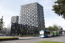 806510 Gezicht op de studentenflats De Bisschoppen aan het Salamancapad en de Cambridgelaan te Utrecht, vanaf de ...