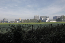 806600 Gezicht op het universiteitscentrum De Uithof te Utrecht, uit het zuiden, vanaf Het Hoge Bospad te Bunnik.