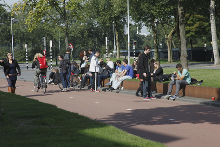 806607 Afbeelding van een groep studenten op de Padualaan te Utrecht.