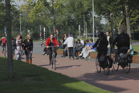 806608 Afbeelding van een groep studenten en enkele fietsers op de Padualaan te Utrecht.