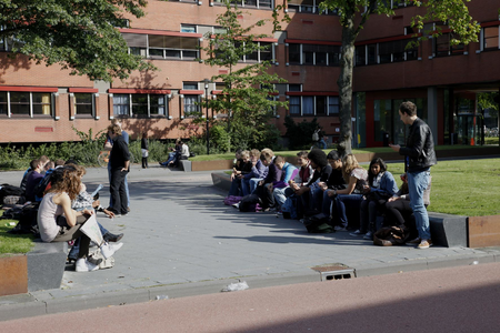806609 Afbeelding van een groep studenten op de Padualaan te Utrecht.
