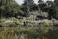 806617 Gezicht in de Botanische Tuinen van de Universiteit Utrecht in het Fort Hoofddijk (Budapestlaan 17) te Utrecht.