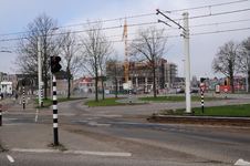 807193 Gezicht op het Westplein te Utrecht, met op de achtergrond de in aanbouw zijnde nieuwe Ulu Moskee.