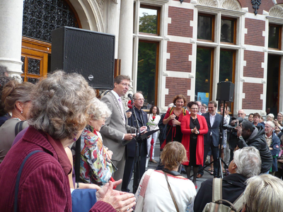 804951 Afbeelding van het afscheid van Arie Abbenes als stadsbeiaardier van Utrecht (1986-2011) op het Domplein te ...