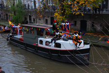 808736 Afbeelding van de intocht van Sinterklaas per boot op de Oudegracht te Utrecht.