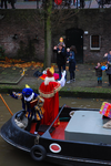 808737 Afbeelding van de intocht van Sinterklaas per boot op de Oudegracht te Utrecht.