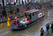 808738 Afbeelding van de intocht van Sinterklaas per boot op de Oudegracht te Utrecht.