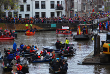 808739 Afbeelding van bootjes op de Stadsbuitengracht te Utrecht, tijdens de intocht van Sinterklaas, ter hoogte van de ...
