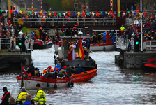 808740 Afbeelding van de intocht van Sinterklaas per boot, ter hoogte van de Weerdsluis te Utrecht.
