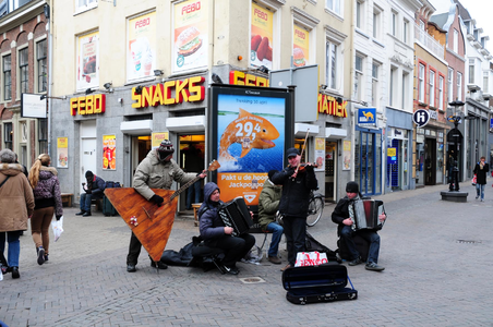 814662 Afbeelding van enkele Oost-Europese (?) straatmuzikanten op de hoek van Voor Clarenburg en de Lange ...
