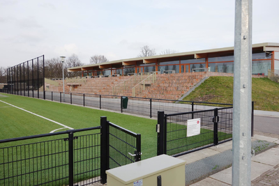 811849 Gezicht op het terras en de tribune van Sporthal Nieuw Zuilen (Burgemeester Norbruislaan 680) te Utrecht.