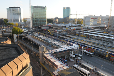 821293 Overzicht van het Stationsplein en het Stationsplateau te Utrecht, vanaf het dak van het Gildenkwartier van het ...