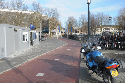 821301 Gezicht op het fietspad over het Smakkelaarsveld te Utrecht, met links het kantoortje van de fietsenstalling.