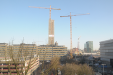 821303 Gezicht op de bouwkranen en de liftkern van het in aanbouw zijnde Stadskantoor aan de Mineurslaan te Utrecht, ...